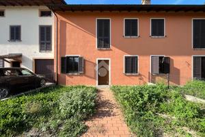 VILLA A SCHIERA A CADEO