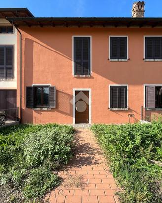 VILLA A SCHIERA A CADEO