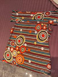 Maglia fantasia smanicata con scollo a barchetta