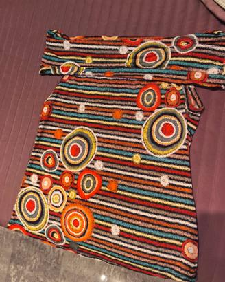 Maglia fantasia smanicata con scollo a barchetta
