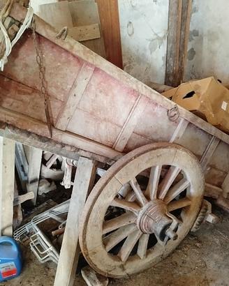 antico carro agricolo in legno