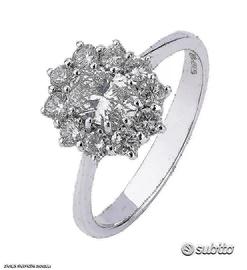 ANELLO IN ORO 18kt. CON DIAMANTI E DIAMANTE OVALE