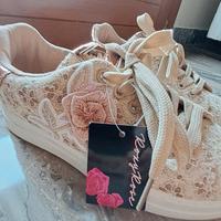 sneakers beige con pizzo floreale 