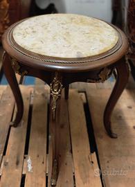 Tavolino rotondo con piano in marmo e bronzi