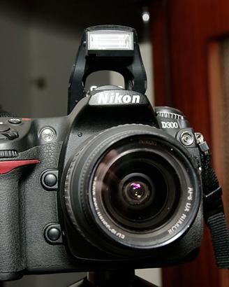 Nikon D 300 con obiettivo