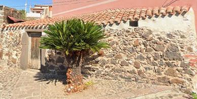 Piccolo locale con cortiletto