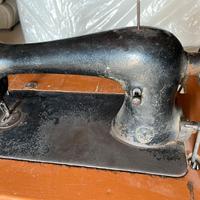 Antica macchina da cucire a pedale Singer con base