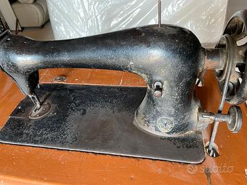 Antica macchina da cucire a pedale Singer con base