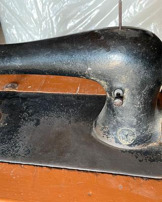 Antica macchina da cucire a pedale Singer con base