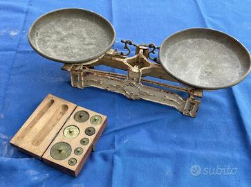 Bilancia a due piatti antica