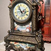 Antico orologio con parti in ceramica