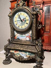 Antico orologio con parti in ceramica