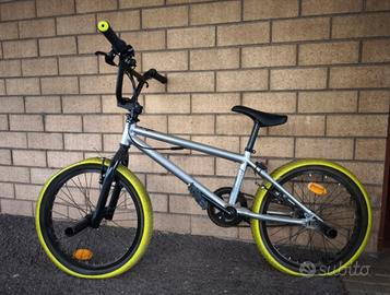 BMX grigia con gomme colorate