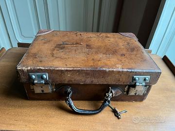 Valigia in pelle dell’ottocento vintage