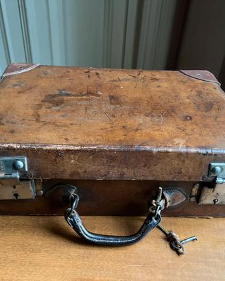 Valigia in pelle dell’ottocento vintage