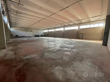 Capannone con abitazione 1350mq