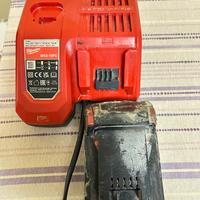 Caricabatterie Milwaukee completo di batteria