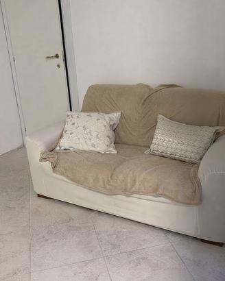 Divano due posti compatto e totalmente sfoderabile