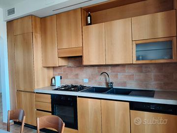 cucina in legno con frigo ed elettrodomestici rece
