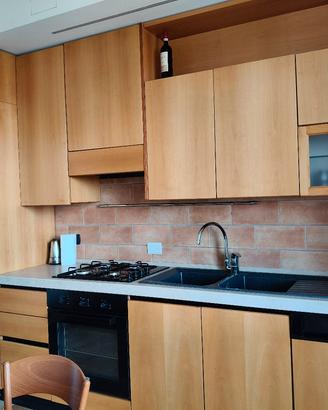 cucina in legno con frigo ed elettrodomestici rece