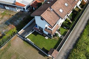 Villa bifamigliare libera su tre lati