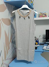 Abito corto grigio in maglia con catena dorata