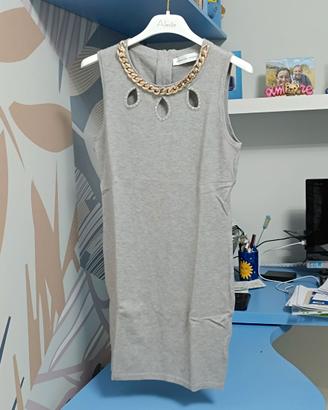 Abito corto grigio in maglia con catena dorata