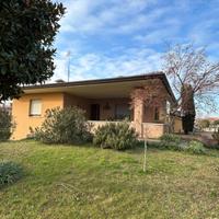 VILLA DAGLI SPAZI GENEROSI CON GIARDINO E TAVER...