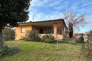 VILLA DAGLI SPAZI GENEROSI CON GIARDINO E TAVER...