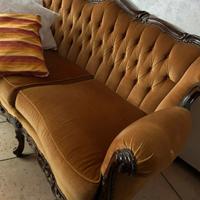 divano e credenza in legno intagliato