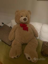 Orsetto peluche gigante con fiocco rosso