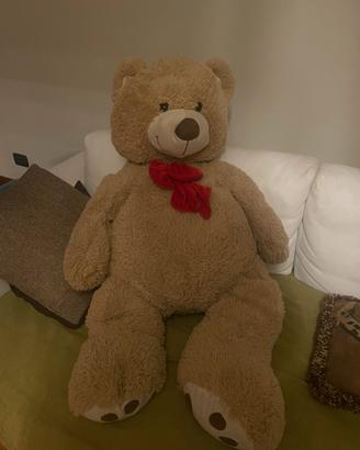 Orsetto peluche gigante con fiocco rosso