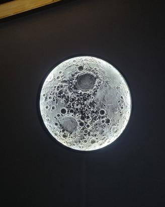 🌕 Lampada a Parete "Lunar Experience" – 50x50 cm