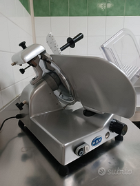 Attrezzatura pizzeria ristorante cucina