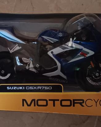 Suzuki GSX-R750 1:12