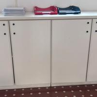 Armadio basso con ante a battente