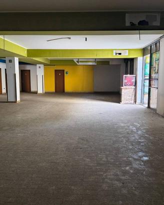Immobile di 917 m² con 1 locale a Padova