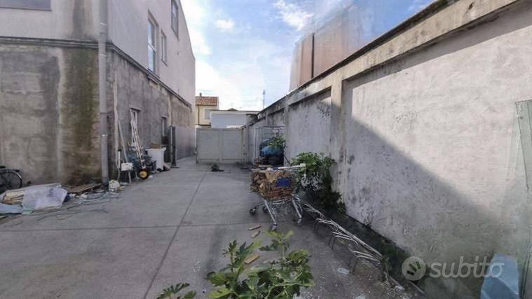Immobile in asta di 770 m² con 1 locale a Canegrat - Vista 5