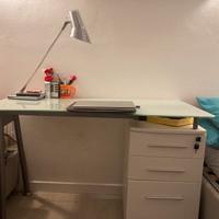 Scrivania con sedia ergonomica