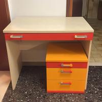 scrivania più comodino