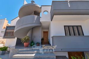 Novoli- villa con grande spazio esterno