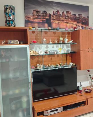 Parete attrezzata vero legno + TV TCL 50 + quadro