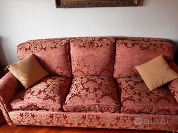 Coppia di divani modello classico