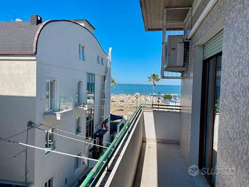 Ampio trilocale sul mare rif. 27