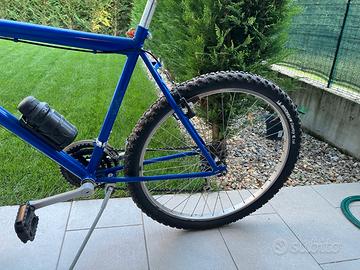 mountain bike colore blu