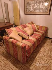 Divano letto con cuscini