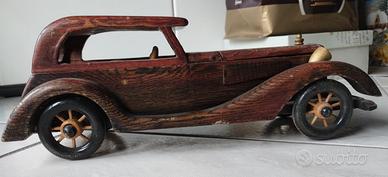 Auto d'epoca in legno 