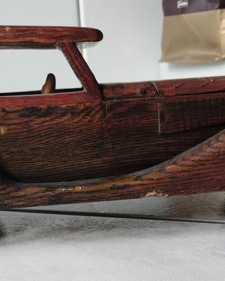Auto d'epoca in legno 