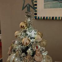 Albero di natale innevato da tavolo