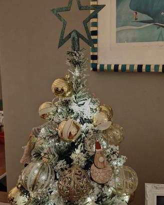 Albero di natale innevato da tavolo